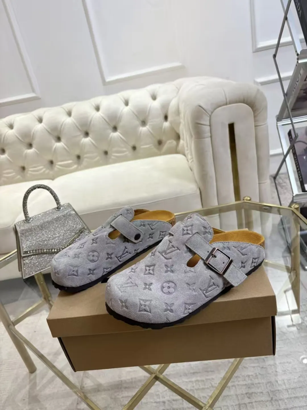 Women's p560 Men's p580 ✨ LV couple's toe-cap slippers | Full of high-end feel, you can walk with wind! ✨ This pair of LV classic toe-cap slippers is simply a "walking grass-planting machine"! Original three-dimensional embossed cowhide + cowhide fabric, the texture is high-end at first glance, and you will become a rich daughter/son in seconds ~💅 🌟 Why must you join TA? ✔️ Original embossed cowhide - clear texture but not cheap, classic presbyopia yyds ✔️ Belt buckle + metal logo - ecstatic control of details, exquisite to the heel! ✔️ Sheepskin lining + cushioned footbed - it feels like stepping on clouds ☁️, and you won’t feel tired when you go shopping~ ✔️ Non-slip rubber sole - walking is as stable as a mountain, and you are not afraid of slipping on rainy days!  👫 The best outfit for couples: Whether it’s shorts, T-shirts👕 or long skirts and suits👗, pairing these shoes with each other will immediately create a lazy and high-end atmosphere! Everyday outings/vacations, no matter what you shoot, it will look like a blockbuster📸🔥 The texture and foot feel that only the higher version can have, it is not a hit or a hit! Heartbeat is not as good as action. True love is true when both pairs are in pairs~💖 #LVcoupleslippers #高色综合 #好看不狠的 Feet #couples’ must-have